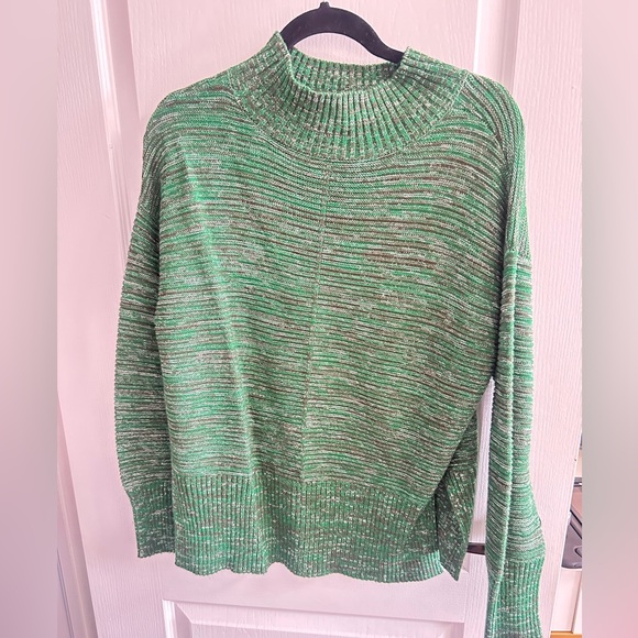 Green turtle neck top only worn a few times and in great condition - Picture 2 of 2